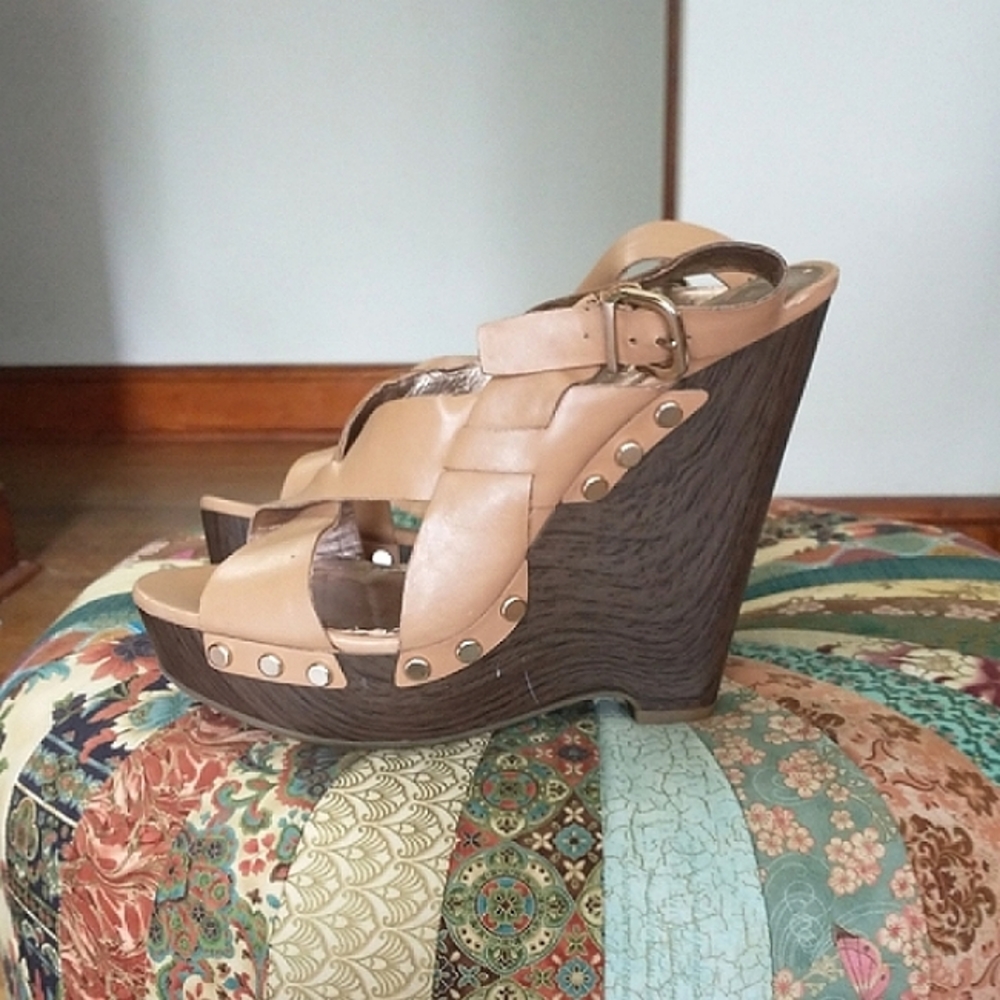Y2K BCBG Tan Sandal Wedges, size 8 - Picture 4 of 14